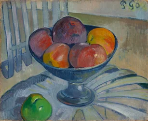 Plat de Fruits sur une Chaise de Jardin