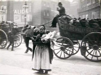 Une vendeuse de journaux, Londres, vers 1890