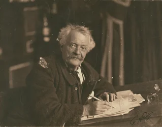 [Félix Nadar assis à une table d
