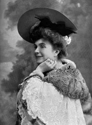Comédienne française Jeanne Thomassin en tant que Suzanne Radiguet dans la pièce "Les trois Anabaptistes" à Paris, photo du journal français "Le Théâtre" octobre 1904