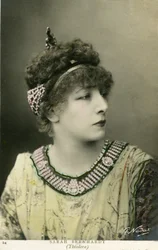 Henriette Rosine Bernard alias Sarah Bernhardt (1844-1923) en tant que « Théodora », pièce de Victorien Sardou, en 1884 (photo)