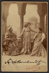 [Sarah Bernhardt dans le rôle de Gismonda]