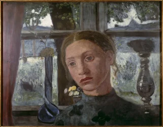 Tête de jeune fille devant une fenêtre
