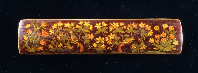 Un Qalamdan, représentant des pinsons perchés sur des branches de fleurs de prunier