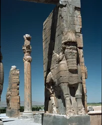 Colonne avec une créature ailée et barbu, 6e siècle av. J.-C.