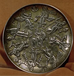 Plat avec décoration en relief représentant la déesse Anahita entourée de huit figures féminines (argent)