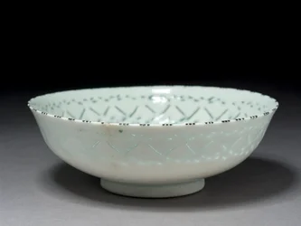 Bol Gombroon, Iran, période safavide (pâte de pierre avec décoration ajourée et sous-glaçure noire)