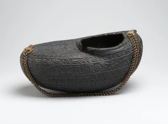 Kashkul, ou bol de mendiant, avec portrait de derviches et un fauconnier monté, Iran, 1880