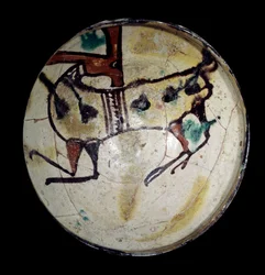 Art persan : coupe en terre cuite avec un ibex. De Nichapour