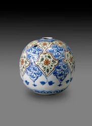 Bol de pipe Kahlian sphérique, probablement fabriqué à Kerman, Iran, fin du 17ème ou début du 18ème siècle
