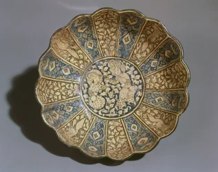 Bol en faïence blanche peint sous glaçure en noir et bleu avec des figures de Mongols