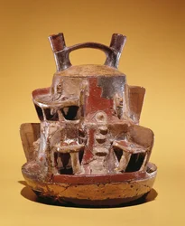 Vase en poterie représentant des maisons nichées dans les Andes