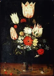 Fleurs dans un vase en verre sur un rebord