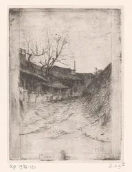 Chemin le long des bâtiments et des arbres