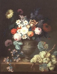 Nature morte de fleurs dans un vase classique avec une grappe de raisins