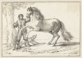 Jeune homme tenant un cheval cabré par la bride, effrayé par un chien aboyant