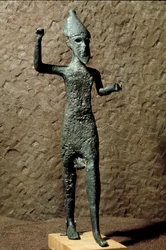 Phénicie : figurine en bronze représentant un dieu. Trouvée dans la mer près de Sélinonte (Selinunte), en Sicile. XIVe-XIIIe siècle av. J.-C. Palerme, Museo Archeologico Nazionale
