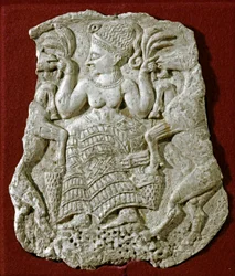 Art phénicien : couvercle de pyxide en ivoire sculpté, représentant une déesse mycénienne de la fertilité allaitant des chèvres. Vers 1250 av. J.-C. De Twink El Beida. Dimensions : 13 cm. Paris, musée du Louvre