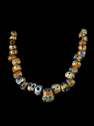 Art phénicien : collier en pâte de verre. 4ème-3ème siècle av. J.-C. Musée archéologique de la Villa Giulia, Rome