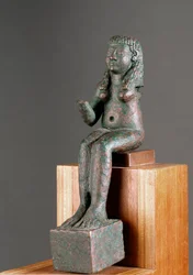 Art phénicien : représentation de la divinité Astarté. Sculpture en bronze du VIIe siècle av. J.-C. Provenant du sanctuaire de Carambolo en Espagne. Dimensions : 16 cm. Séville, musée archéologique