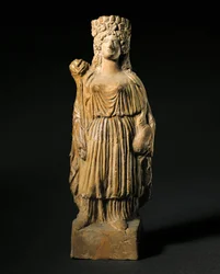 Art phénicien : statuette en terre cuite représentant la divinité Tanit. IIIe-IIe siècle av. J.-C. Madrid, Musée archéologique national.