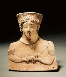 Art phénicien : statuette en terre cuite représentant la déesse Tanit, oreilles et nez percés. IIIe-IIe siècle av. J.-C. Madrid, Museo Arqueológico Nacional