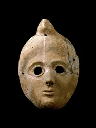 Masque en terre cuite de femme. De Puerta de la Tierra. 4e - 3e siècle av. J.-C. Cadix, Museo de Cadiz, Espagne