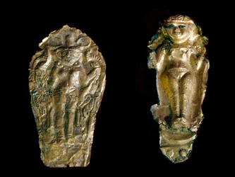 Art phénicien : deux statuettes en or, à gauche la déesse Ishtar (Inanna ou Astarté) sur une plaque, à droite une déesse de la fertilité aux bras levés, provenant du site de Tink El Beida, en Syrie. XVe siècle-XIIe siècle av. J.-C. Paris, musée du Louvre