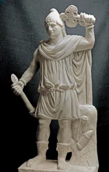 Civilisation des Phéniciens : divinité mithriaque tenant une torche et une double hache. IIe ou IIIe siècle apr. J.-C. Sculpture en marbre. Dim. 87 cm. Paris, Musée du Louvre