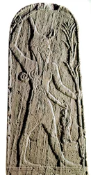 Art phénicien : stèle en calcaire du dieu Baal dans la foudre. (Dieu guerrier protégeant le roi) Sculpture du XIXe ou XVIIIe siècle av. J.-C. Provenant de Ras Shamra (Ugarit ou Ougarit), dimensions 142 cm, Paris, Musée du Louvre