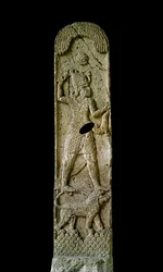 Art phénicien : stèle en calcaire appelée Amrit : probablement Melquart (Melqart, Melkart ou Melkhart) représenté sur son lion avec le disque solaire au-dessus de lui. VIe ou Ve siècle av. J.-C. D
