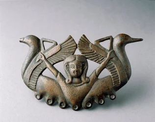 Art phénicien : représentation de la déesse Astarté. Elle est entourée de deux oiseaux prenant leur envol. Sculpture en bronze du 6e siècle av. J.-C. De Séville. Dim. 16 cm Séville, musée archéologique