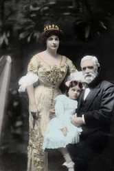 Chanteuse australienne Nellie (Nelly) Melba (1861-1931) avec son père et une petite fille non identifiée. Melbourne, début du 20ème siècle Photographie