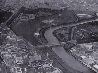 Melbourne : Vue aérienne des gares ferroviaires de Jolimont et de la rivière Yarra, montrant une petite section de la ville et Richmond au loin