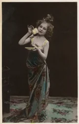 Petite fille déguisée buvant du thé