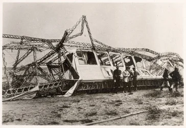 Les ruines du Zeppelin LZ10 "Schwaben" après sa destruction le 28 juin 1912