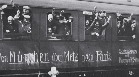 Troupes allemandes de la Première Guerre mondiale partant pour le front dans un wagon avec le message 