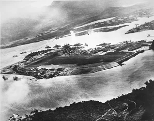 Vue aérienne de Ford Island et Battleship Row, Pearl Harbor, 7 décembre 1941 (photo n/b)