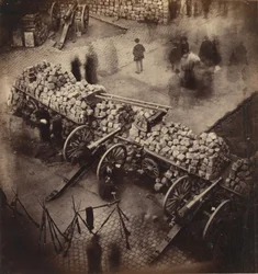 Barricades de la Commune, avril 71. Coin de la place Hôtel de Ville et de la rue de Rivoli