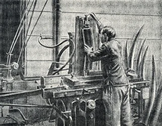 Artisan ivoirier coupant des défenses d