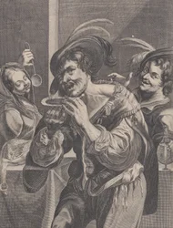 Homme buvant de la soupe tandis que deux personnes le regardent