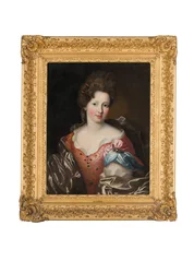Portrait de Madame Valentinous, mi-longueur, en robe rouge brodée avec une écharpe bleue et grise