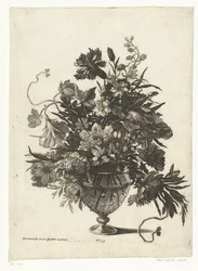 Vase en verre avec des fleurs (Vazen met bloemboeketten)