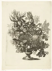 Vase en verre avec des fleurs