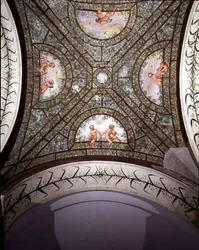 Le portique ionique semi-circulaire, détail de la voûte du plafond décorée de putti dans un jardin