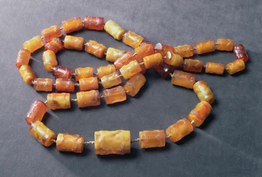 Collier de 49 perles cylindriques décorées en bas-relief, vers 1600 (ambre)
