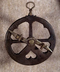 Instrument de mesure : astrolabe nautique portugais du 16ème siècle. Oxford. Université