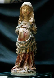 Art portugais : représentation de la Vierge enceinte avec une main sur son ventre. Sculpture en pierre polychrome