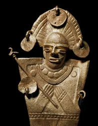 Art précolombien, civilisation Muisca : statuette de femme (Tunjo) en costume cérémoniel d