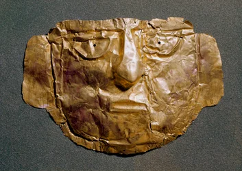 Civilisation précolombienne (Pérou) : masque en or datant de la période précédant la conquête espagnole. 15ème siècle Madrid, Museo de America